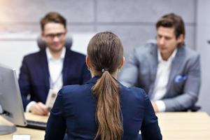 entrevista de negocios en la oficina moderna foto