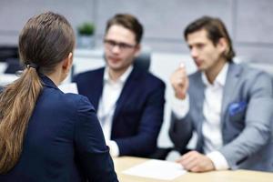 entrevista de negocios en la oficina moderna foto