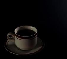 taza de té aislado en un fondo negro foto