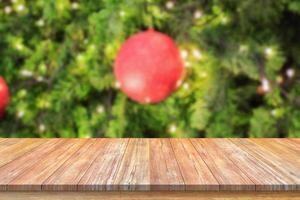 Mesa de madera vacía con árbol de navidad borroso con fondo de luz bokeh foto