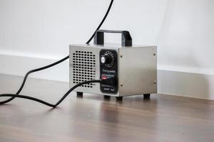 máquina generadora de ozono dentro de la habitación de cerca foto