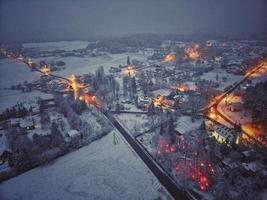 vista superior toma nocturna aérea de la aldea polaca brumosa foto