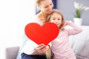 madre e hija celebrando el dia de la madre foto