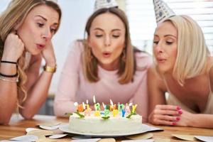 imagen que presenta un grupo feliz de amigos celebrando un cumpleaños foto