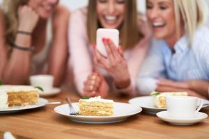 imagen que presenta un grupo feliz de amigos celebrando un cumpleaños foto