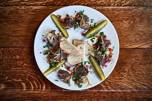 primer plano de hígado de ternera asada en un plato foto