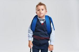 retrato de un niño listo para la escuela aislado en blanco foto