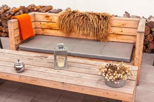 terraza del restaurante al aire libre con muebles de madera foto