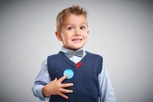 retrato de un niño de 4 años posando sobre blanco con placa foto