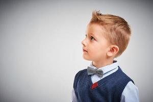 retrato de un niño de 4 años posando sobre blanco foto