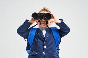 retrato de un niño listo para la escuela aislado en blanco foto