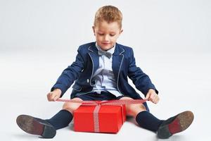 retrato de un niño lindo y feliz sosteniendo un regalo foto