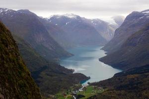 vista panorámica del valle y lovatnet cerca de vía ferrata en loen, noruega con montañas en el fondo. mañana noruega de octubre, foto de la naturaleza escandinava para imprimir en calendario, papel tapiz, portada