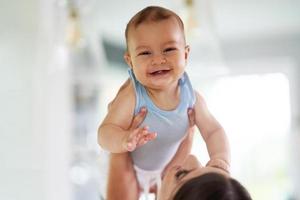 madre y su bebe recien nacido foto