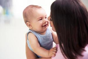 madre y su bebe recien nacido foto