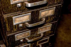 archivo de cajón de metal antiguo con suciedad verde y mugre foto