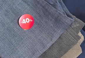 descuento del 40 por ciento en las ventas de la temporada de jeans. vista superior. foto