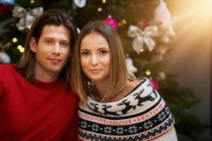 hermosa pareja celebrando la navidad en casa foto