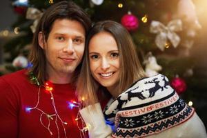 hermosa pareja celebrando la navidad en casa foto