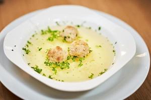 cena de janucá. concéntrate en la sopa de bolas de matzá. foto