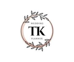 colección de logotipos de monograma de boda con letras iniciales tk, plantillas florales y minimalistas modernas dibujadas a mano para tarjetas de invitación, guardar la fecha, identidad elegante para restaurante, boutique, café en vector