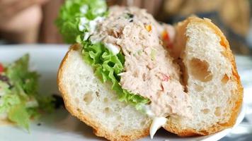 Thunfisch-Sandwich mit Mayonnaise auf einem Teller auf dem Tisch video