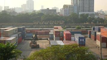 Dhaka komlapour 22 mei 2022. top visie van bezig met laden veel containers video