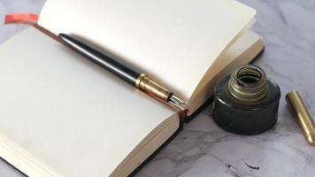 stylo plume sur cahier vierge avec encrier video