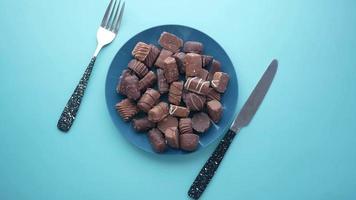 assiette pleine de chocolats avec fourchette et couteau video