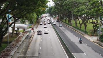 una calle de la ciudad con coches y motos video