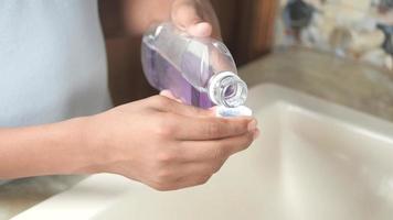 rince-bouche versé dans le couvercle du lavabo de la salle de bain video