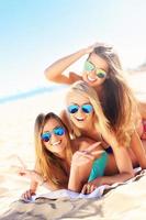 grupo de mujeres divirtiéndose en la playa foto