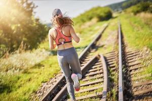 Jogger femenino corriendo en el campo foto