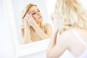 mujer formando cejas foto