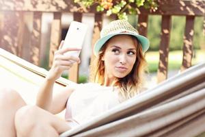 mujer relajada descansando al aire libre foto