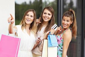 grupo de amigas comprando en la ciudad con tarjeta de crédito foto