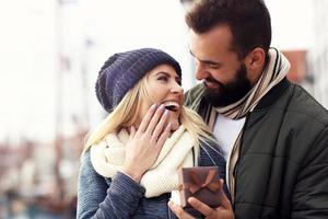 imagen que muestra una pareja joven feliz saliendo en la ciudad foto