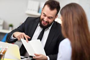 empresarios trabajando juntos en la oficina foto