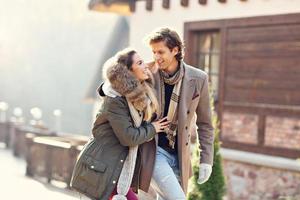 pareja feliz caminando al aire libre en invierno foto