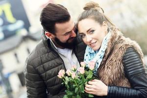 pareja romántica con flores foto