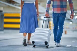 un par de turistas en el estacionamiento subterráneo del aeropuerto foto