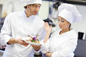 chefs ocupados trabajando en la cocina del restaurante foto