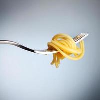 pasta italiana en tenedor foto