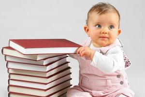 pequeño bebé y libros foto