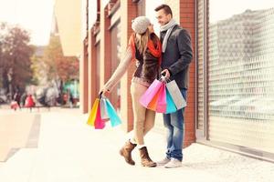 pareja joven de compras en la ciudad foto