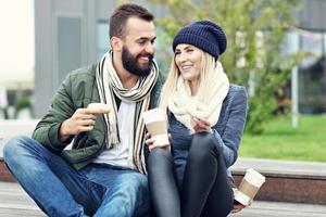 imagen que muestra una pareja joven feliz saliendo en la ciudad foto