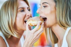 pareja de lesbianas lgbt momentos de amor en el concepto de felicidad de la cocina foto