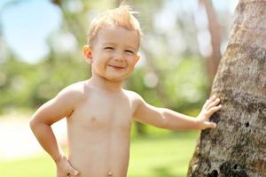 niño de vacaciones en la playa foto