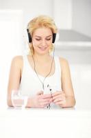 mujer joven escuchando música en casa foto