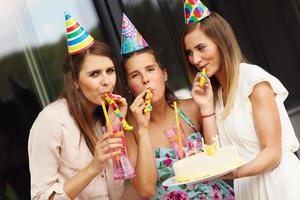 grupo de amigos celebrando cumpleaños foto